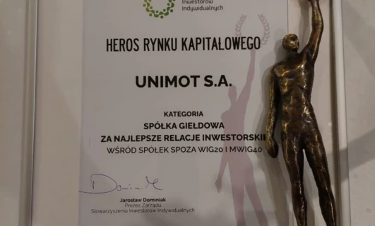 Ceremonia rozdania nagród z Trofeum Dla Reklamy na podium - Stowarzyszenie Inwestorów Indywidualnych prezentuje NAGRODĘ HEROS RYNKU KAPITAŁOWEGO dla UNIMOT S.A. za najlepsze relacje inwestorskie wśród firm spoza WIG20 i MWIG40.