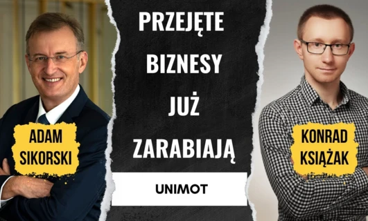 Mężczyzna w eleganckim ubraniu, noszący okulary i krawat, wyglądający szczęśliwy. Sukces biznesowy z Adamem Sikorskim i Konradem Książakiem w Unimocie.