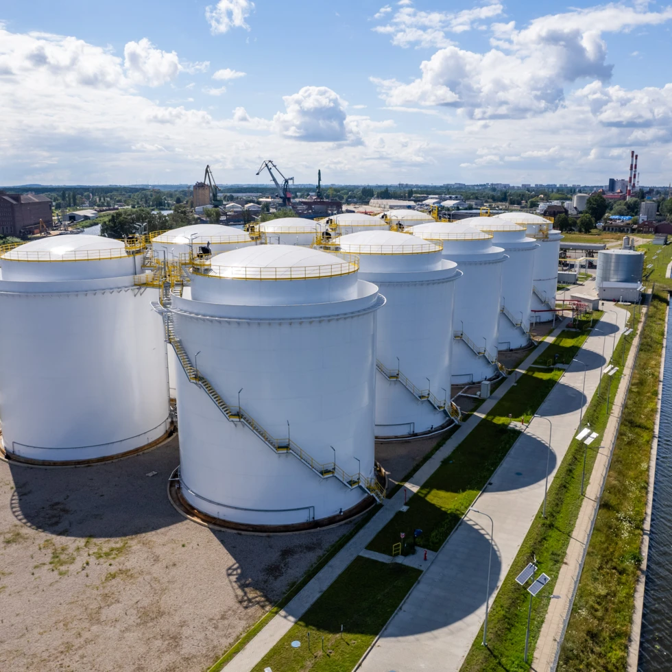 Zbiornik magazynowy odzwierciedlający fabrykę i silos w ustawieniu przemysłowym. Przemysł spotyka się z naturą w tym doskonałym obrazie.