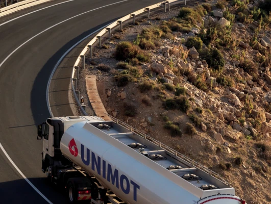 Ciężarówka użytkowa z logo UNIMOT na boku, gotowa do transportu towarów. UNIMOT - dostarczanie wysokiej jakości rozwiązań transportowych.